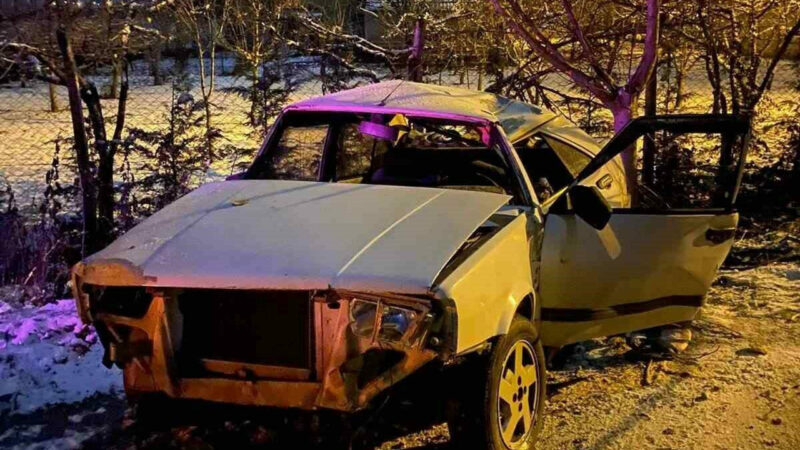 Bursa’nın İnegöl ilçesinde meydana gelen tek taraflı kazada, tarlaya alana