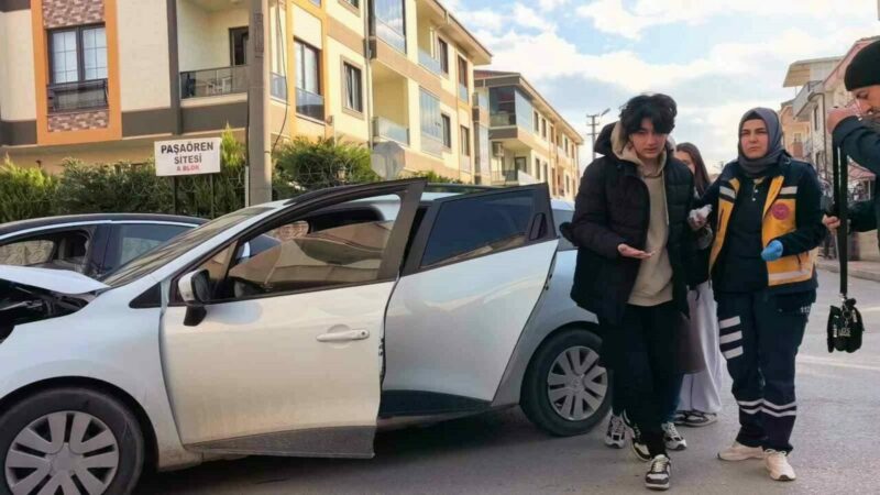 Bursa’da otomobiller çarpıştı: 3 yaralı Bursa’nın İnegöl ilçesinde meydana gelen kazada 2 otomobil çarpıştı, 3