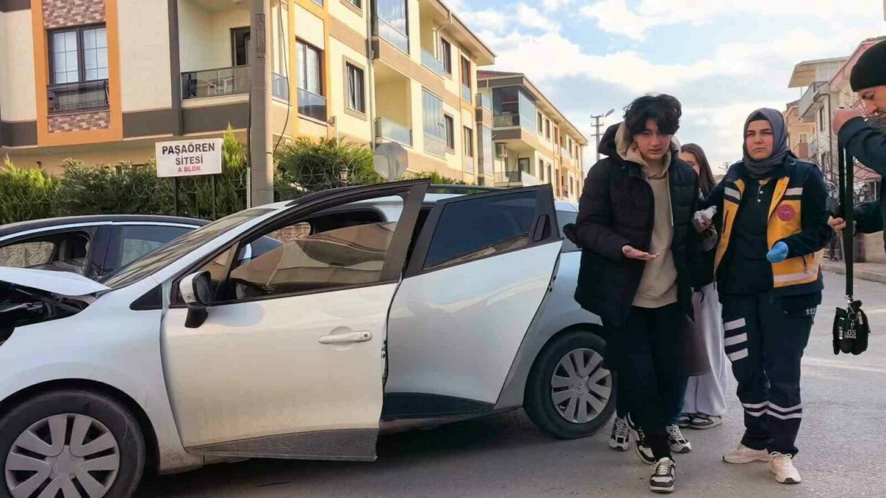 Bursa’da otomobiller çarpıştı: 3 yaralı