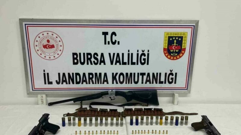 Bursa’da polis şüphelenmekte haklı çıktı! Cephanelik gibi ev… Bursa’nın İznik ilçesinde jandarma ekiplerince şüpheli şahsın evinde yapılan aramada
