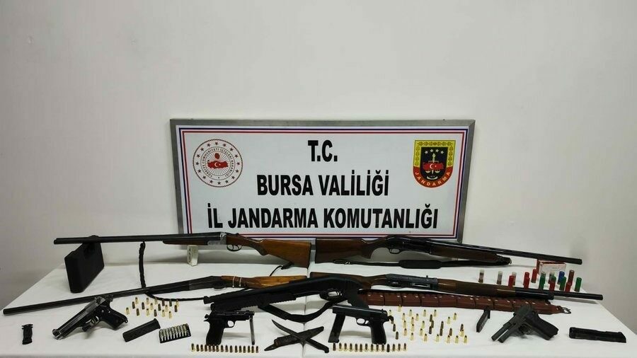 Bursa’da ruhsatsız silah operasyonu: Çok sayıda silah ve mühimmat ele geçirildi