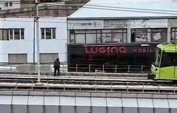 Bursa’da rüzgarın kopardığı tabela metro hattına düştü