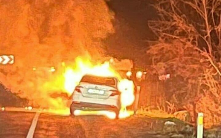 Bursa’da seyir halindeyken yandı Bursa’nın Kestel ilçesinde seyir halindeki bir otomobil alev alev yandı.