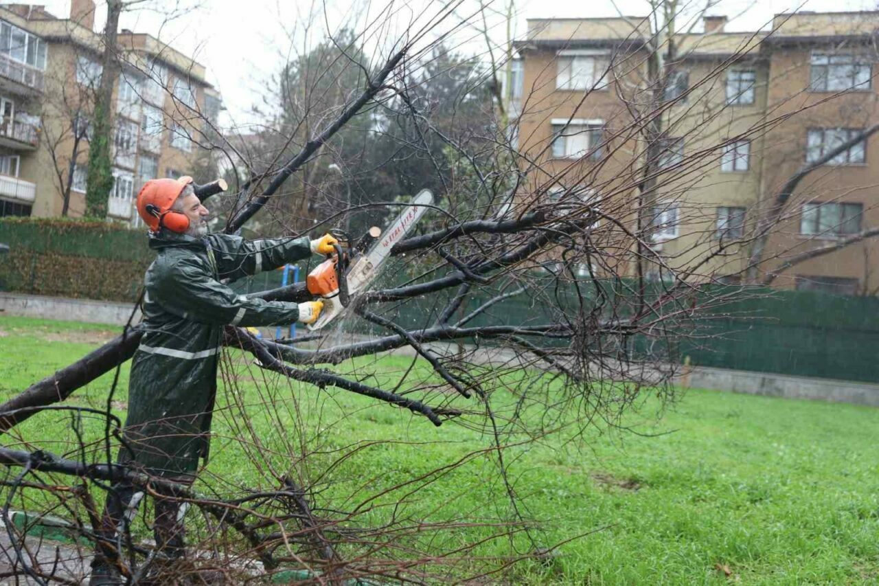 Bursa’da şiddetli rüzgara karşı Büyükşehir sahada