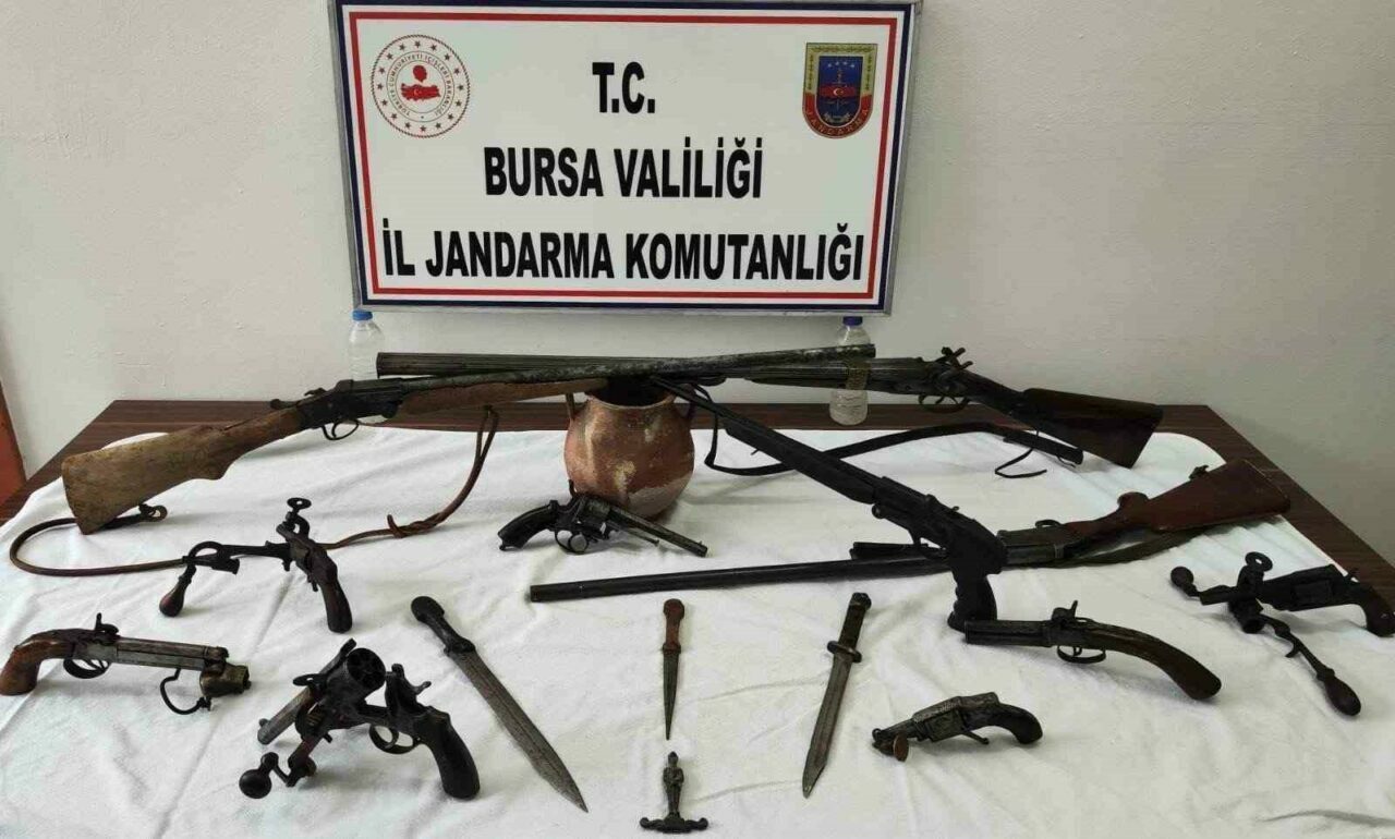 Bursa’da tarihi eser operasyonu: Çok sayıda silah ve obje ele geçirildi Bursa’da tarihi eser operasyonu: Çok sayıda silah ve obje ele geçirildi