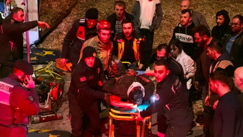 Bursa’da TIR devrildi: 1 ölü Bursa’nın İnegöl ilçesinde talaş yüklü TIR’ın devrilmesi sonucu dorsenin altında