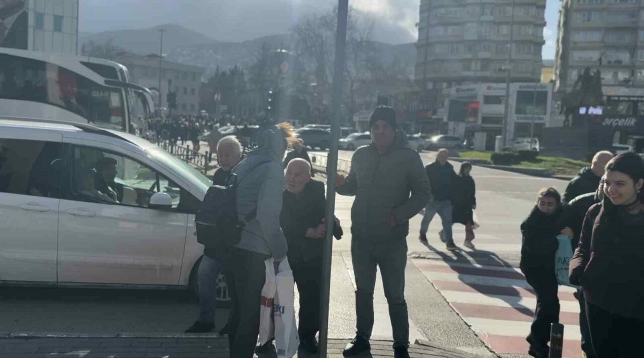 Bursa’da vatandaşların lodosla imtihanı: Trafik lambasına tutundular