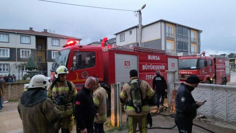 Bursa'nın İnegöl ilçesinde 3 katlı binada çıkan yangın, itfaiye ekiplerinin