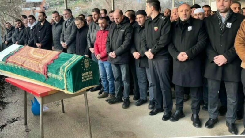 Bursa’da yasa boğan ölüm! Son yolculuğuna uğurlandı Bursa’nın Kestel ilçesine bağlı Gölbaşı Mahallesi Muhtarı İrfan Aydın, bir
