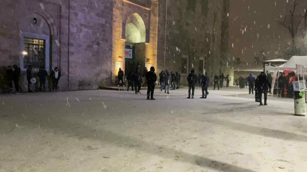 Bursa’da yılın ilk sabah namazı kar altında Ulucami’de kılındı Bursa’da yılın ilk sabah namazı kar altında Ulucami’de kılındı