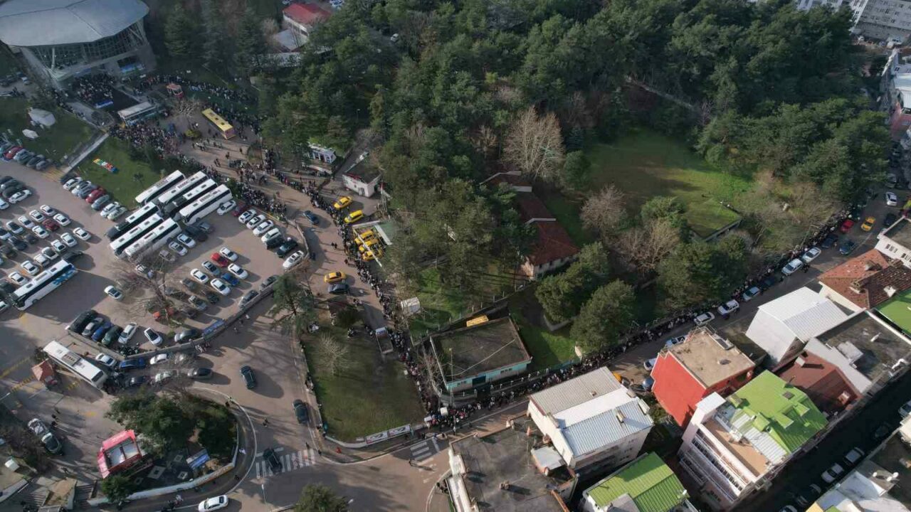 Bursa’da yine aynı manzara! Uzun kuyruklar oluştu