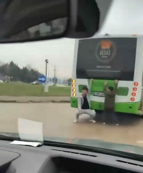 Bursa’da yürekler ağza geldi! Tehlikeli yolculuk kamerada