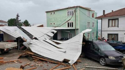 Bursa’daki çatılar fırtınaya dayanamıyor
