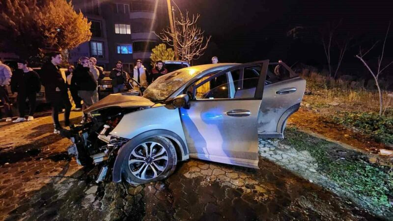 Bursa’daki feci kazada can pazarı: 3 ağır yaralı Bursa Mustafakemalpaşa'da iki otomobilin kafa kafaya çarpıştığı kazada 3 kişi
