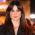 Ünlü oyuncu derin dekoltesiyle nefes kesti!