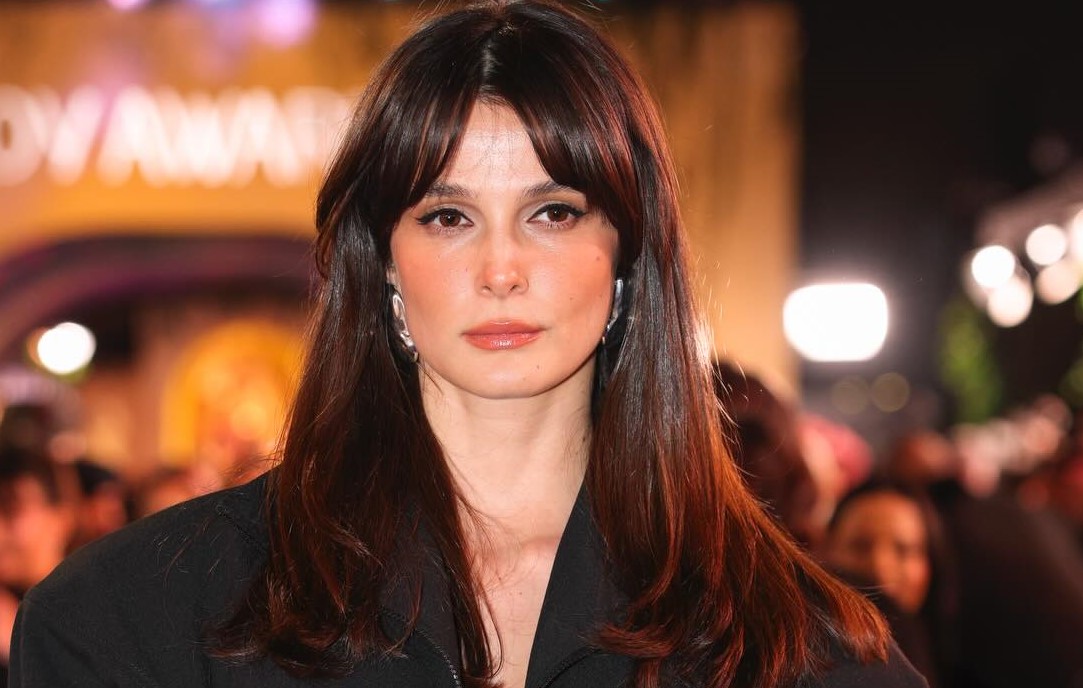 Ünlü oyuncu derin dekoltesiyle nefes kesti!