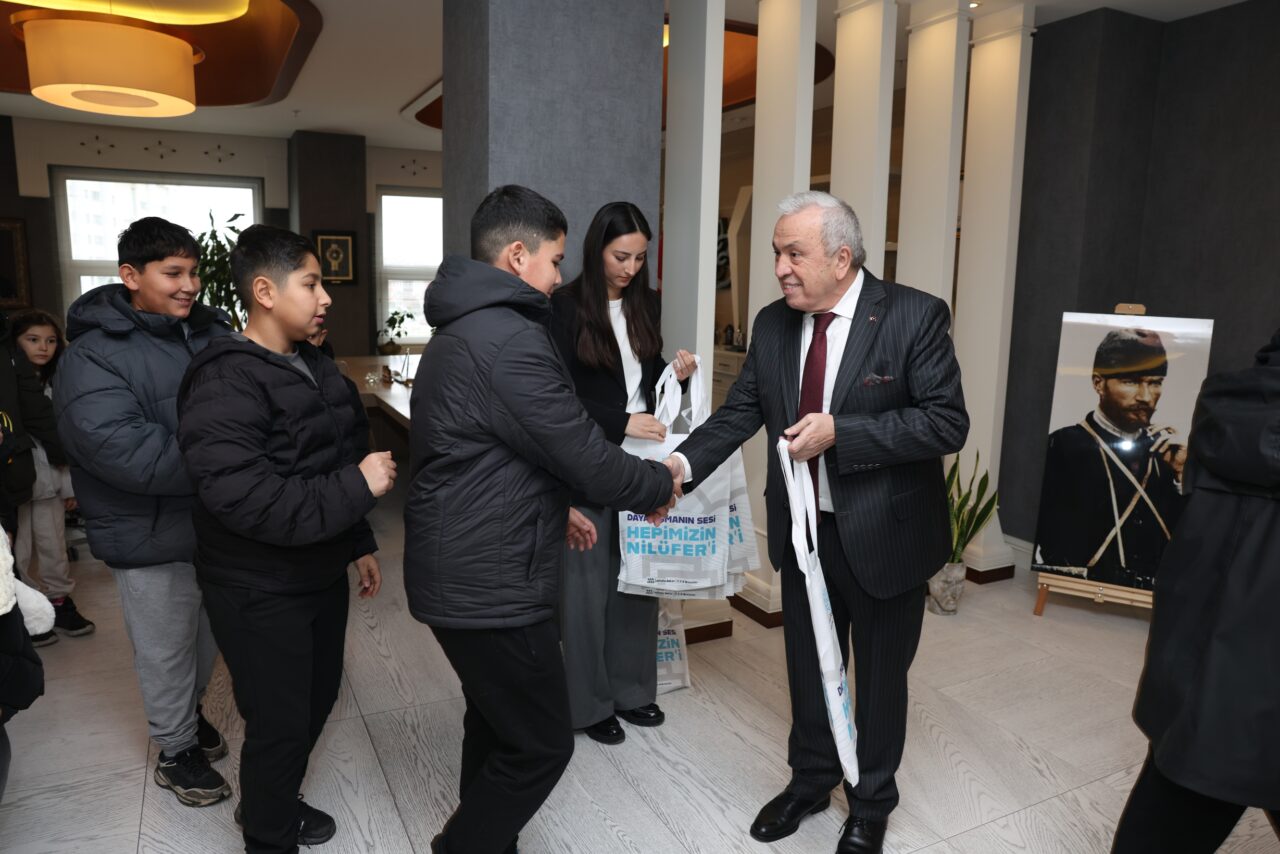 Bursa’da çocuklardan Başkan Özdemir’e hediye