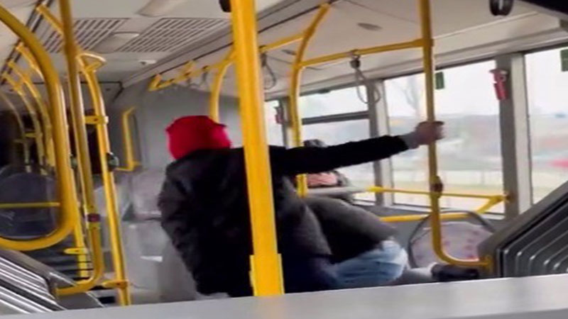 Bursa’da otobüste tekme tokat kavga: “Komutanıma bıçak çekmişti”