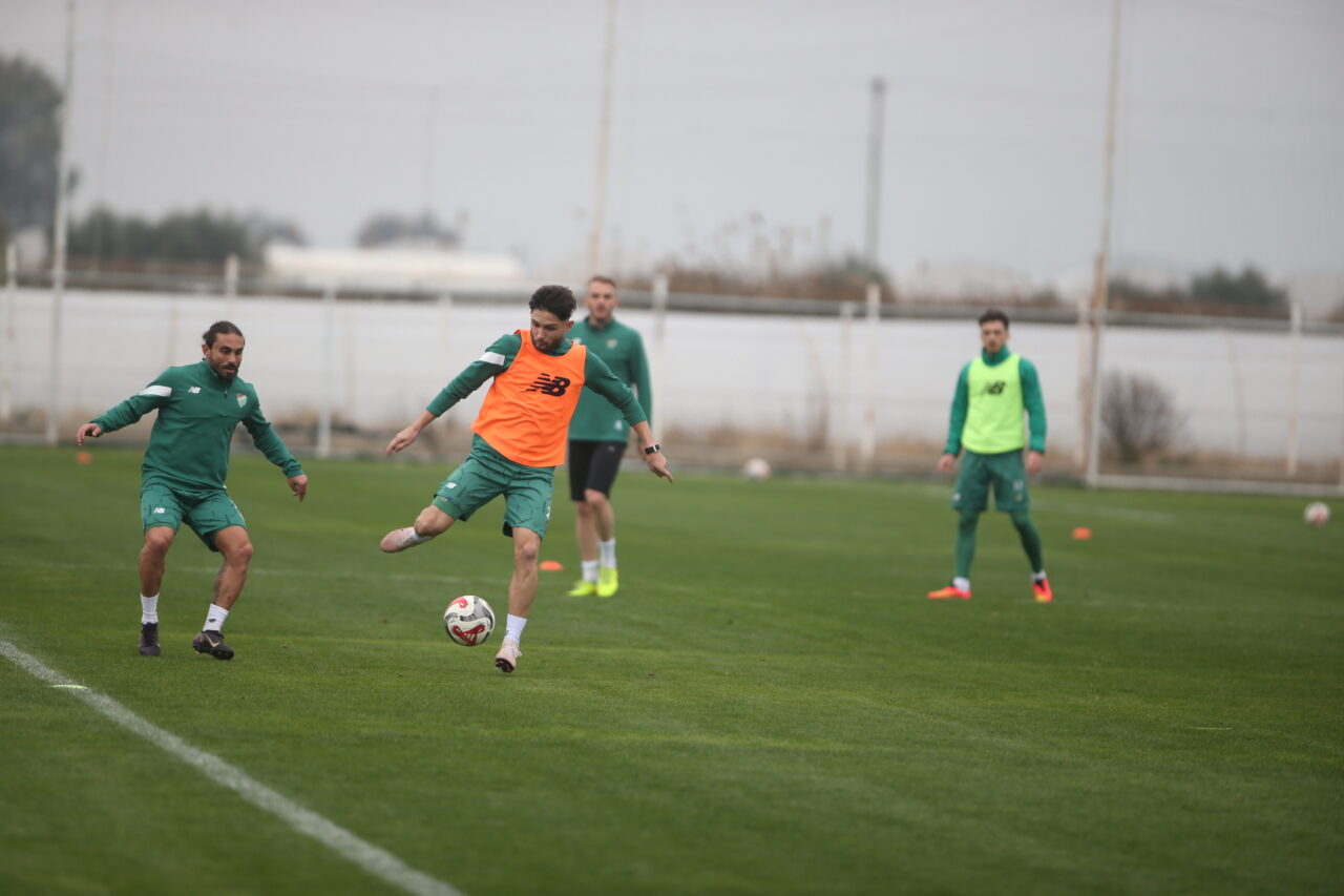 Bursaspor’un yeni transferi sahaya çıktı