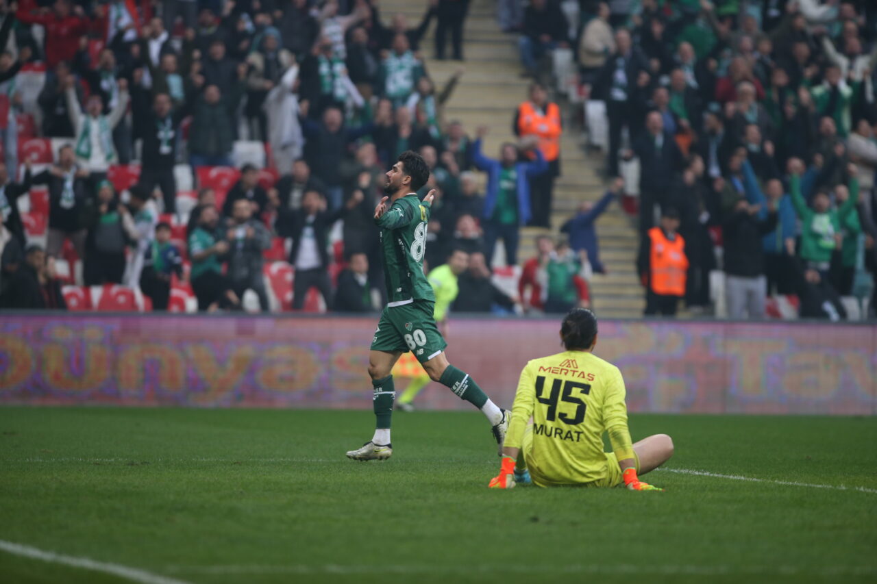 Bursaspor yeniden zirvede! Mersin direndi ama Timsah affetmedi