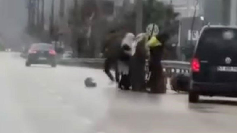 Bursa’da tartıştığı kuryeyi dövdü, kadınlar böyle ayırmaya çalıştı…