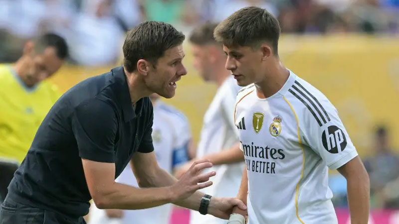 Dünya futbolunu şoke eden ayrılık sonrası Arda Güler veda etti Milli futbolcu Arda Güler, takımı Real Madrid'de Xabi Alonso'nun görevden