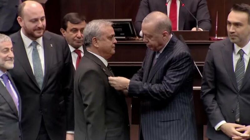 Üç milletvekili AK Parti’ye katıldı Partilerinden istifa eden üç milletvekili AK Parti'ye katıldı. Milletvekillerine rozetlerini