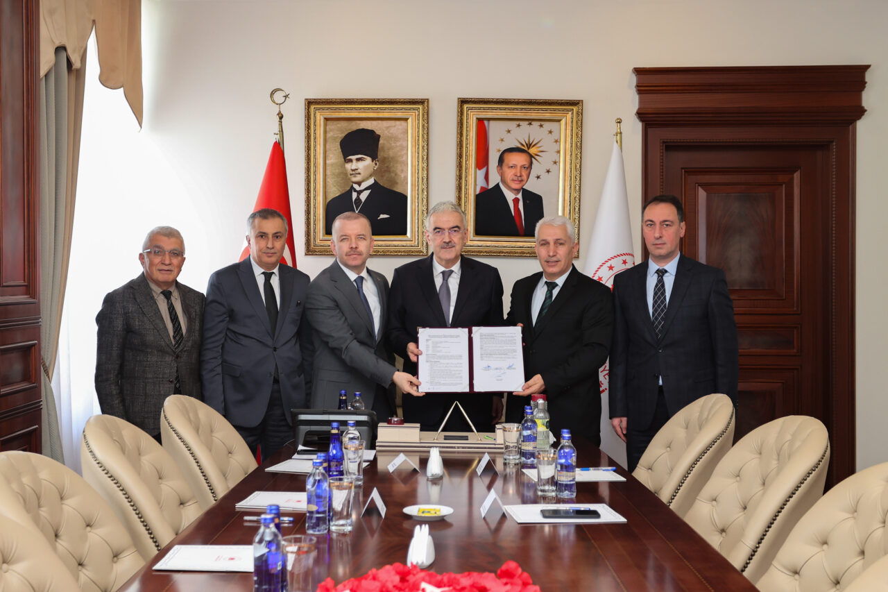 Bursa’ya 32 derslikli yeni okul için imzalar atıldı