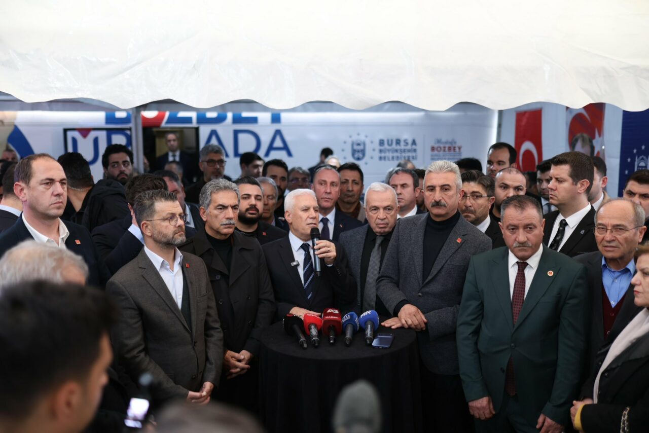 Bursa Büyükşehir Belediye Başkanı Bozbey’e saldırı girişimine tepki Bursa Büyükşehir Belediye Başkanı Bozbey’e saldırı girişimine tepki