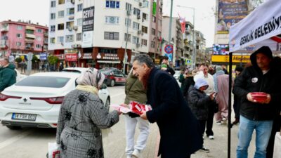 Gemlik Belediyesi’nden Türk bayrağı dağıtımı