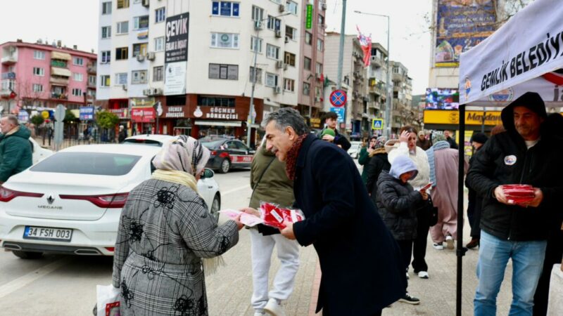 Gemlik Belediyesi’nden Türk bayrağı dağıtımı Gemlik Belediyesi, çarşı meydanın Türk bayrağı dağıttı.