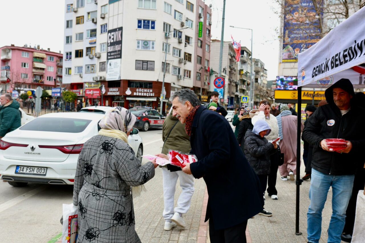 Gemlik Belediyesi’nden Türk bayrağı dağıtımı