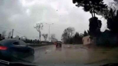 Görüntüler Bursa’dan… Fırtına ağacı böyle devirdi