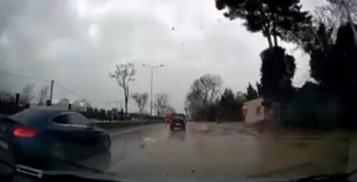 Görüntüler Bursa’dan… Fırtına ağacı böyle devirdi