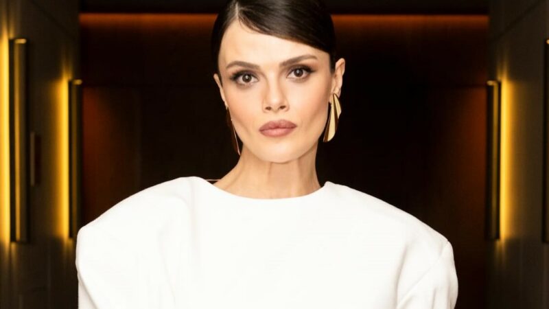 Sinem Ünsal derin dekoltesiyle damga vurdu!