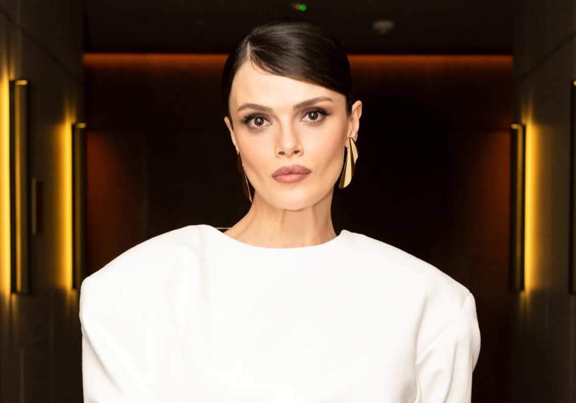 Sinem Ünsal derin dekoltesiyle damga vurdu!