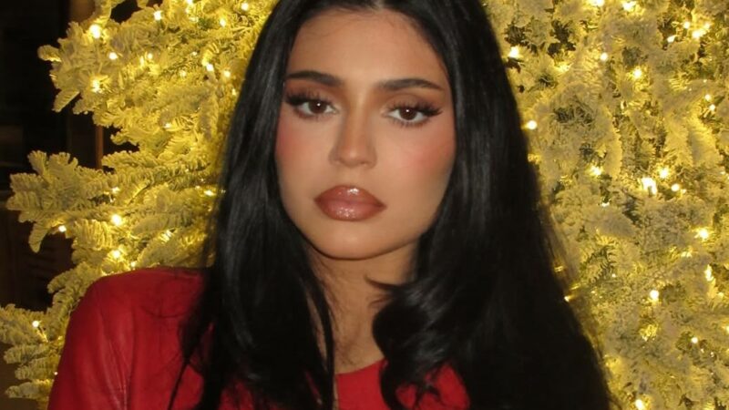 Bikiniyle havuz başında peş peşe pozlar!