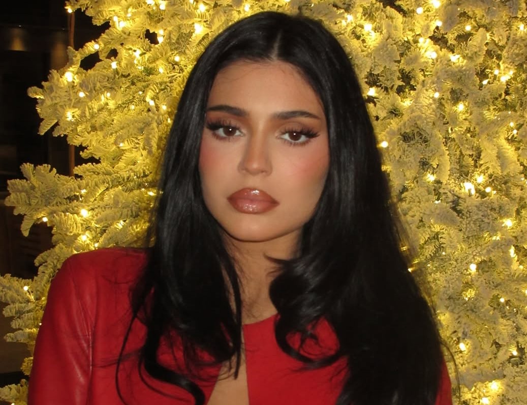 Bikiniyle havuz başında peş peşe pozlar!