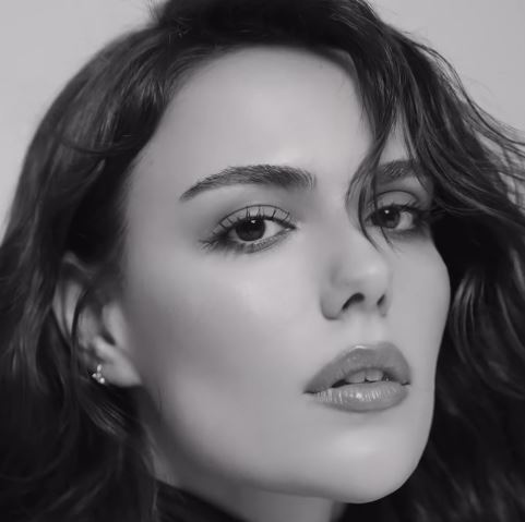 Ünlü çift bu defa köyden paylaşım yaptı!