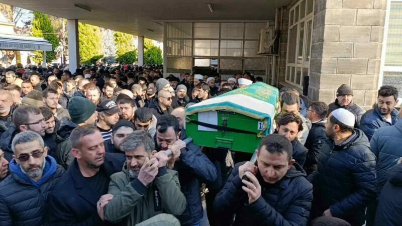 İş kazasında hayatını kaybeden patrona son görev Bursa’nın İnegöl ilçesinde faaliyet gösteren kereste fabrikasında tomrukları taşıdığı vincin