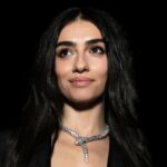 Siyah mini elbisesiyle peş peşe cesur pozlar!