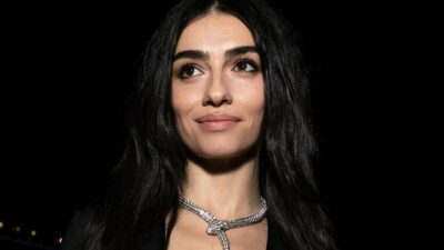 Siyah mini elbisesiyle peş peşe cesur pozlar!