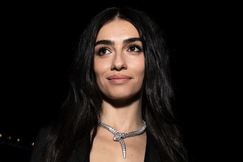 Siyah mini elbisesiyle peş peşe cesur pozlar!