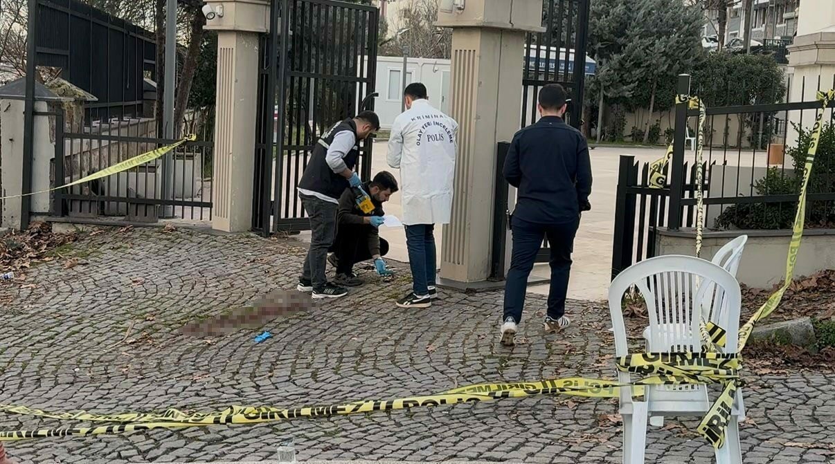 Annesinin cenazesinde kardeşini öldürdü