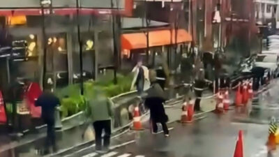 Kaldırımda yürürken üzerine düştü! Yaşam mücadelesi veriyor