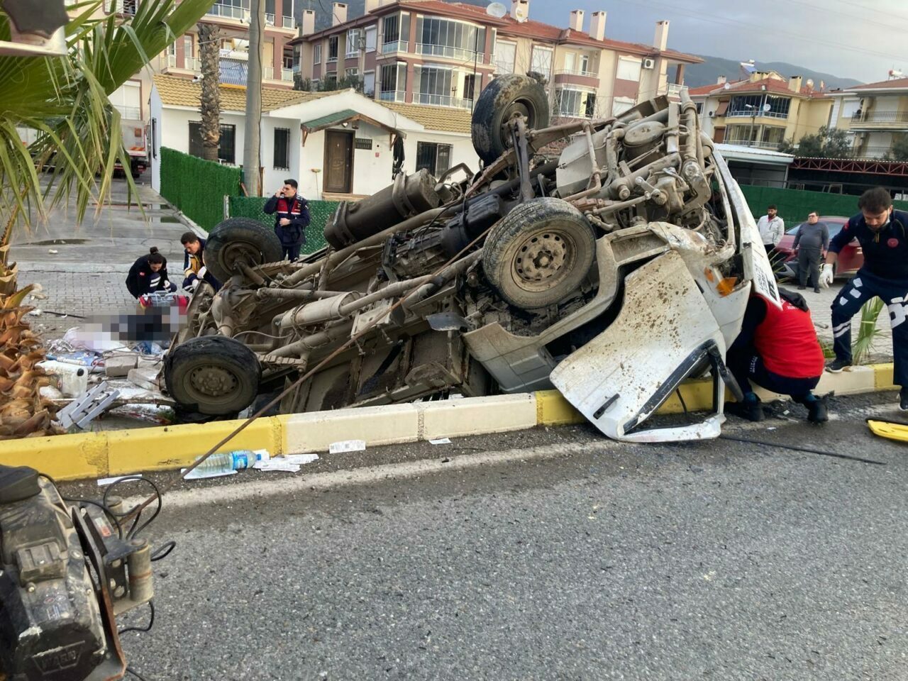 Kamyonet devrildi: 2 ölü, 1 yaralı