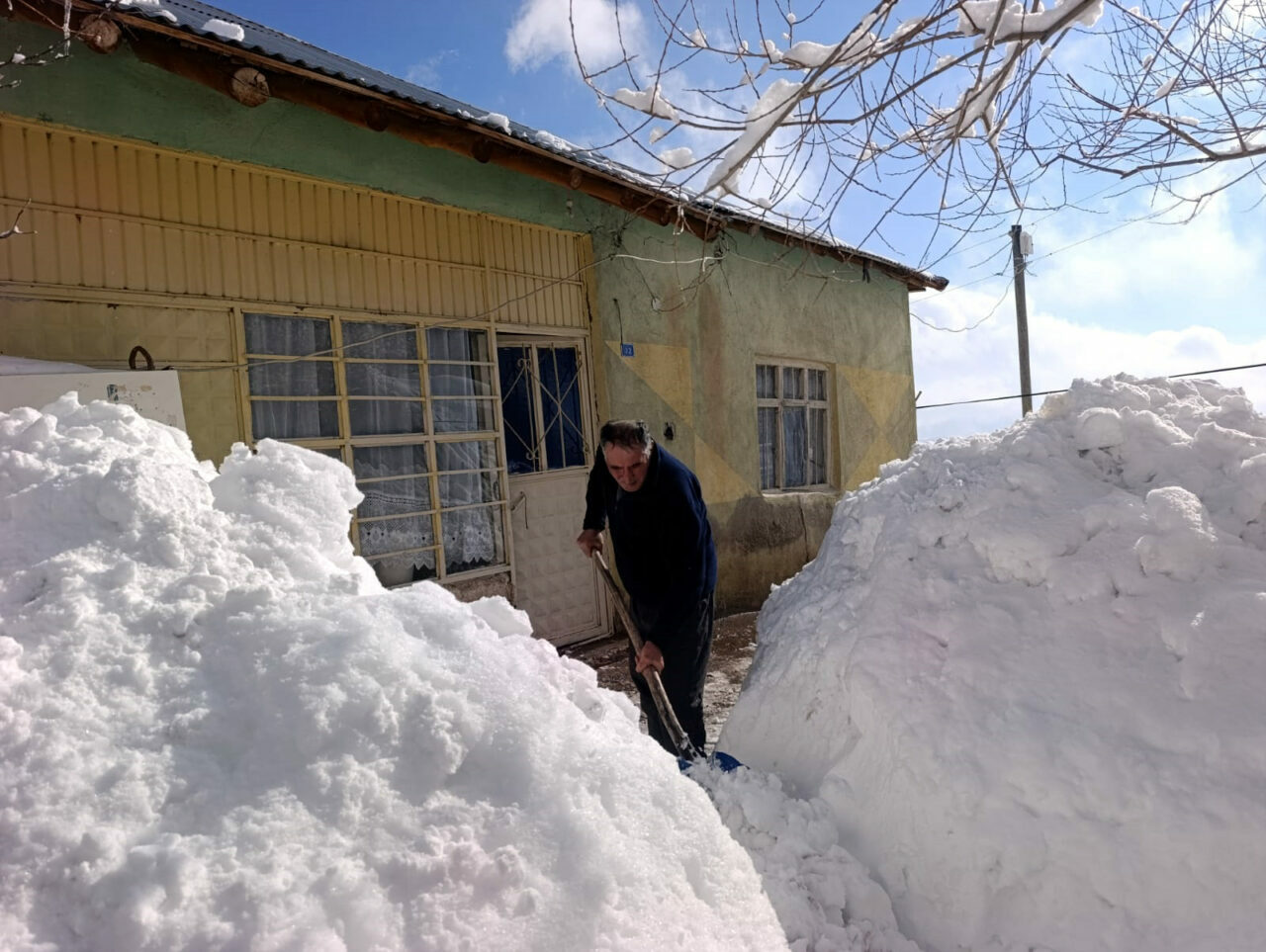 Kar kalınlığı 2 metreyi aştı! Küreklerle yol açarak evlerine gidiyorlar