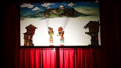 Bursa’da Karagöz perdesi çocuklar için açıldı