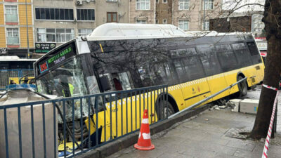 Kontrolden çıkan belediye otobüsü otoparka daldı!