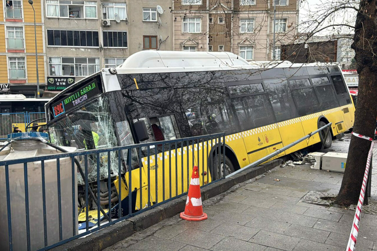 Kontrolden çıkan belediye otobüsü otoparka daldı!